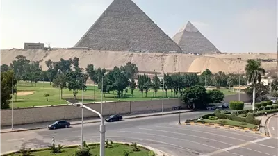 استمرار أعمال النظافة والتجميل بمحيط المتحف المصري الكبير