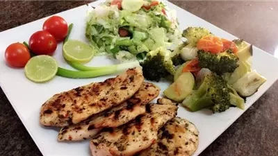 عشاء صحي وخفيف.. دجاج بالليمون والخضروات