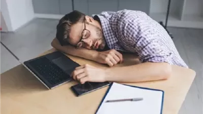 انتبه في الصباح .. عادة يومية قد تكون السبب وراء نومك المتقطع