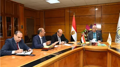 رئيس جامعة أسيوط يعقد اجتماع مجلس إدارة صندوق المدن الجامعية