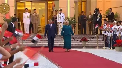 الرئيس السيسي وقرينته يستقبلان الرئيس الصيني بمطار القاهرة