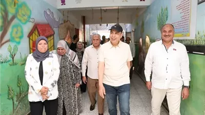 محافظ المنيا يتفقد مدارس بني مزار