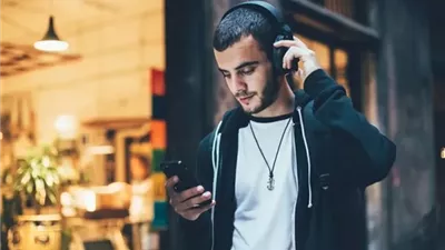 هل سماعات الأذن تدمر نظافة أذنيك؟.. خبراء يكشفون سر تراكم الشمع