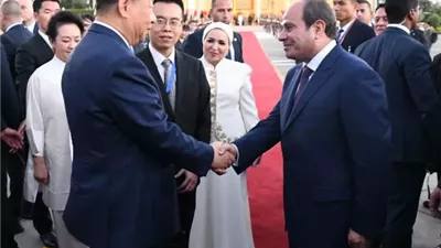 الرئيس السيسى وقرينته يودعان الرئيس الصينى وقرينته بمطار القاهرة