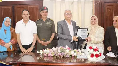 مدير تعليم الإسماعيلية يكرم مديرة التعليم الثانوي بعد مسيرة عطاء