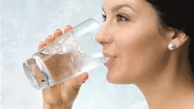 ماذا يحدث لجسمك عند شرب الماء على معدة فارغة؟