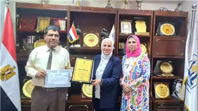 مدير تعليم القاهرة تكرّم عبد الله النجار لبلوغه السن الذهبي