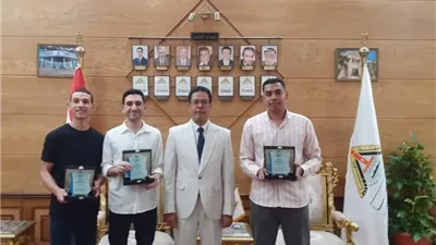رئيس جامعة بنها يكرم طلاب 