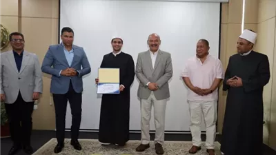 محافظ السويس يكرم أئمة المحافظة الفائزين بمسابقة 