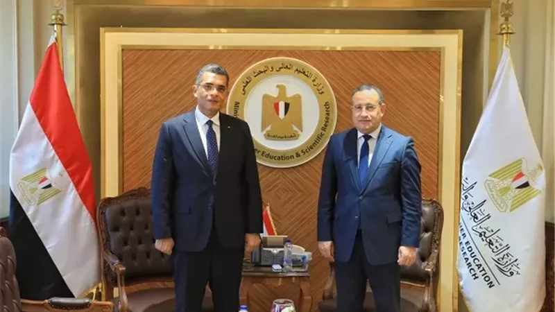 الدكتور عبدالعزيز