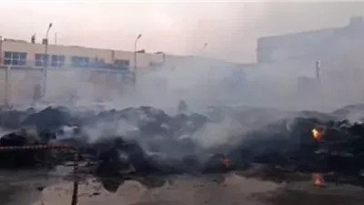 استمرار أعمال التبريد بموقع حريق مصنع كرتون بالعبور