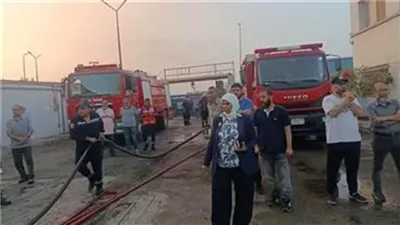 انتداب المعمل الجنائي لمعاينة حريق ساحة تخزين كرتون في العبور