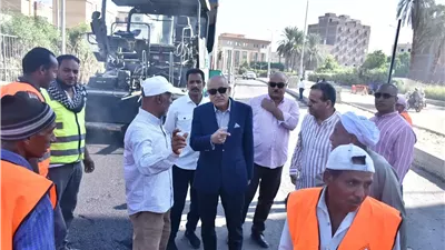 محافظ الأقصر يتفقد أعمال رصف شارع العوامية بحى جنوب
