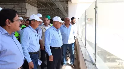 وزير النقل يتفقد الخط الأول للقطار الكهربائي السريع