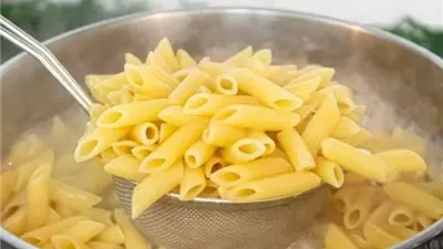 بتحط زيت على المكرونة وهي بتتسلق؟.. اعرف الصح