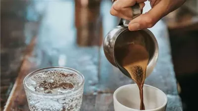 دراسة تحذر النساء .. الإفراط في القهوة قد يضعف كثافة العظام