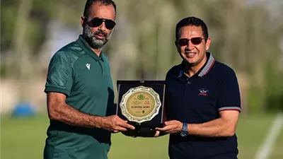 الاتحاديفوزعلى النصرالليبى ومحمدسلامه يهدى درع النادى لرئيس النصر