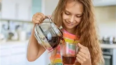 كوب الشاي قد يضاعف صداعك أو يخففه.. اعرف السبب