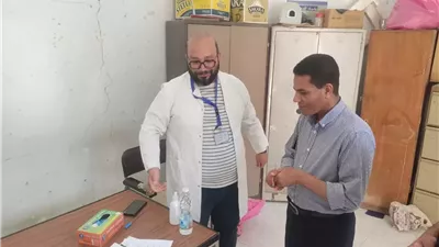 وكيل صحة الأقصر يتابع انتظام القافلة الطبية العلاجية بوحدة الكرنك