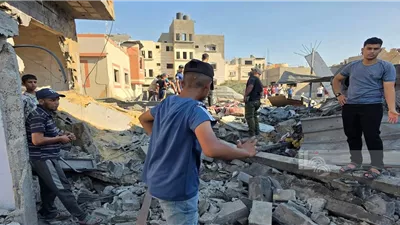 مصابون في غارة إسرائيلية على مخيم خان يونس جنوبي قطاع غزة