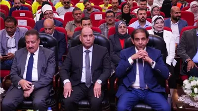 وزير العمل يسلم عقود عمل لذوي الهمم وماكينات خياطة للمرأة المعيلة