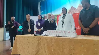 أبو كيلة تتابع تسليم النظارات والسماعات الطبية لطلاب التربية الخاصة