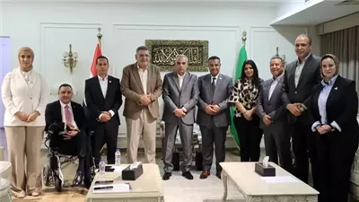 محافظ الإسماعيلية يبحث المشكلات الجماهيرية مع النواب