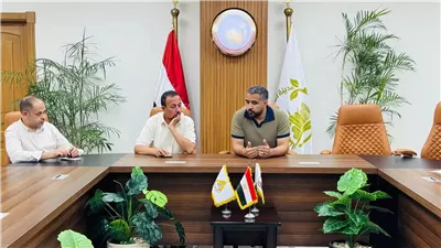 رئيس العبور الجديدة يتابع الملفات العقارية ومشروعات الطرق