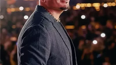 عمرو دياب يتألق في حفل ضخم على سفح الأهرامات