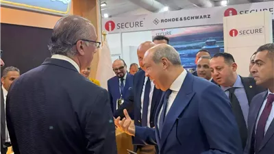 مطار القاهرة يستعرض جهود التحول الرقمى