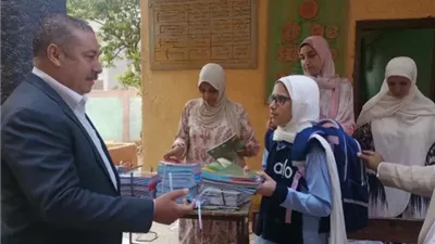 مدير تعليم الخانكة يشارك طالبات مدرسة أبو بكر الصديق طابور الصباح