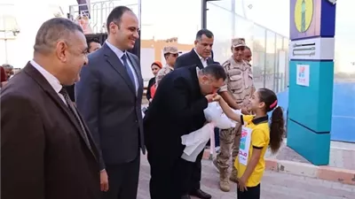 محافظ دمياط يتفقد المدارس ويشارك الطلاب طابور الصباح