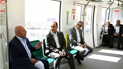 رئيس الوزراء يتفقد مشروع مونوريل غرب النيل