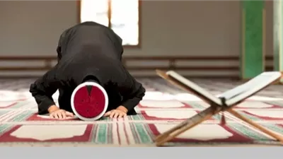 متى يُباح قطع صلاة الفريضة؟..ضوابط تُحددها الإفتاء