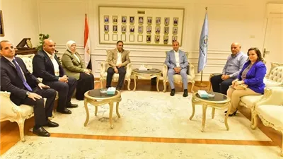 محافظ أسيوط ووفد خدمات نقل الدم يبحثان تعزيز توفير الدم الآمن