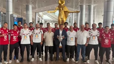 رئيس اتحاد اليد يستقبل أبطال أفريقيا بالورود