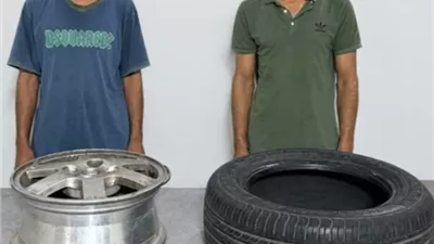 الأمن يضبط المتهم بتحطيم زجاج سيارة وسرقتها بجسر السويس