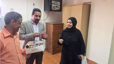 بالحلوى..المعهد الفني الصحي يستقبل الطلاب في أول أيام الدراسة