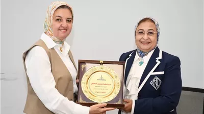 جامعة عين شمس تكرّم أ.د. هيام وهبة تقديرًا لعطائها