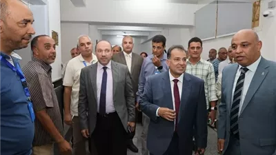رئيس جامعة قنا يتابع انتظام العمل بالإدارات المركزية