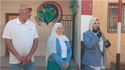 وكيل تعليم الإسماعيلية تشارك الطلاب تحية العلم في أول يوم دراسة