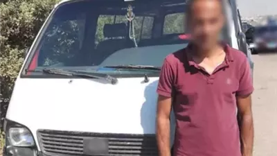 الأمن يضبط سائق ميكروباص لسيره عكس الإتجاه وعطل الحركة المرورية