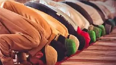 هل يجب على المصليين السجود إذا قرأ الإمام آية بها سجدة؟
