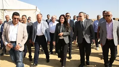 وزيرة الإسكان تشهد تسليم أول ١٠ أفدنة خالية من المخلفات لإتاحتها