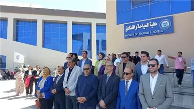 عمداء جامعة الغردقة والطلاب يقيمون ممر شرفى للطلاب الجدد