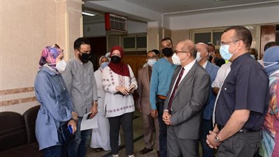 رئيس جامعة أسيوط فى زيارة لمقرات حملة تطعيم أبناء الجامعة باللقاح المضاد لفيروس كورونا