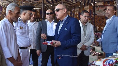 محافظ الأقصر يلتقى المواطنين فى الشوارع ويوجه بضبط أسعار السلع