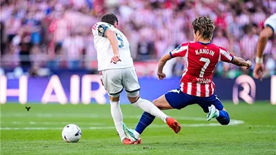 لجنة الحكام بالليجا: لاعب أتلتيكو مدريد يستحق الطرد