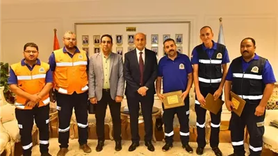 محافظ أسيوط يكرم 3 من العاملين بهيئة الإسعاف لأمانتهم.