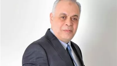 أشرف زكي يقود قطار التشغيل السريع